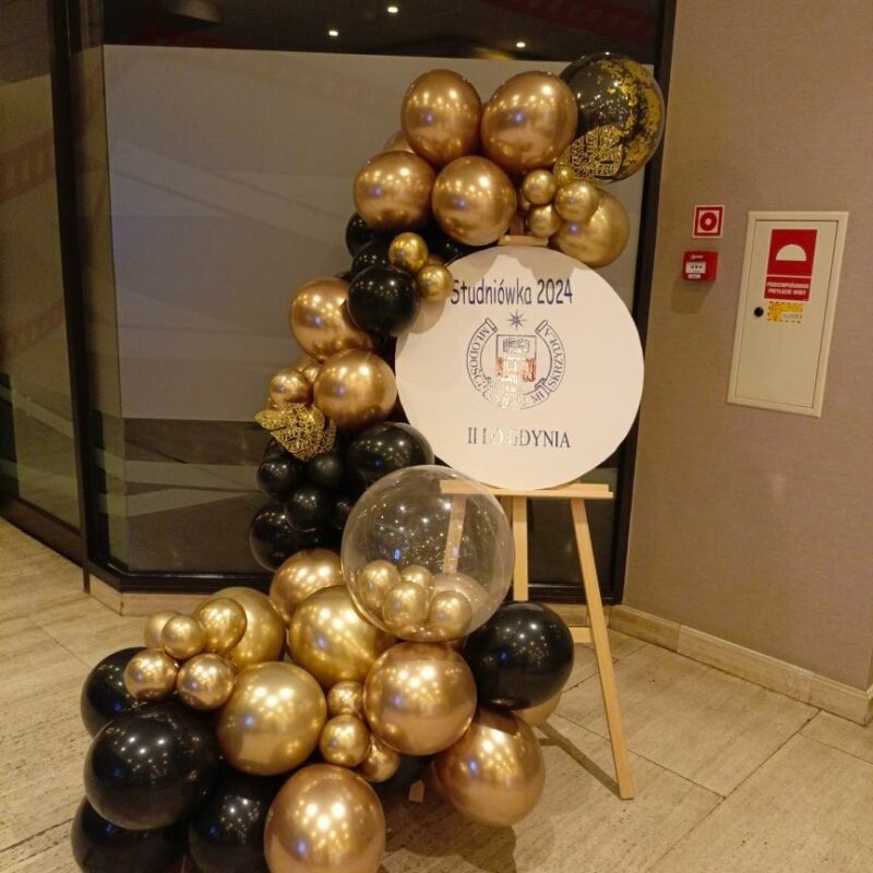 dekoracja z balonów sztaluga z balonami dekoracja balonowa balony z pomysłem Ścianka Balonowa Czarno-Srebrna na Studniówkę dekoracja z balonów girlanda balonowa na sztalugę