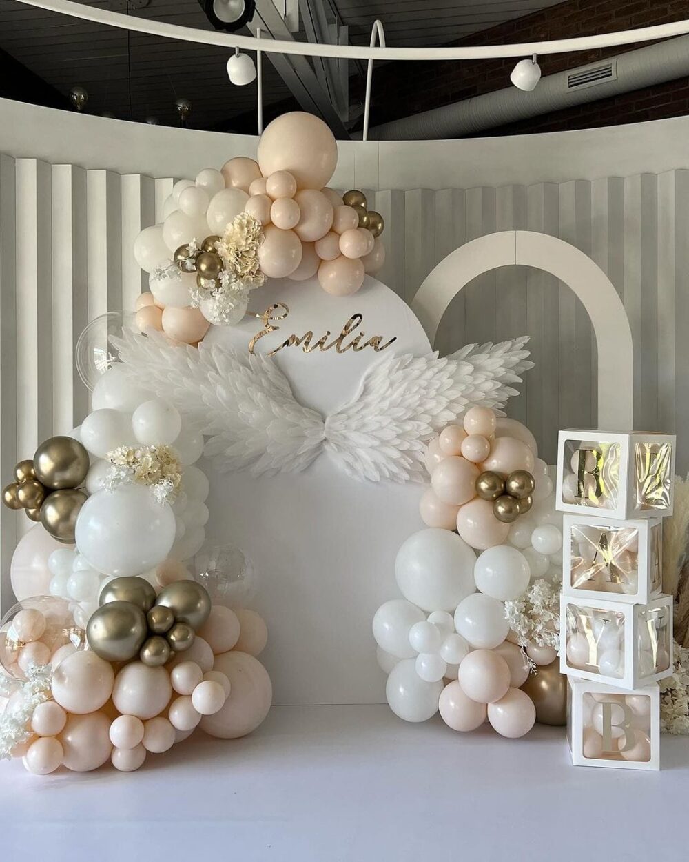 ścianka balonowa chreśt święty elegańska ścianka balonowa dekoracja balonowa sali ladna scianka z balonów GdyniaŚCIANKA balonowa NA CHRZEST ŚWIETY dekoracje balonowe Gdynia
