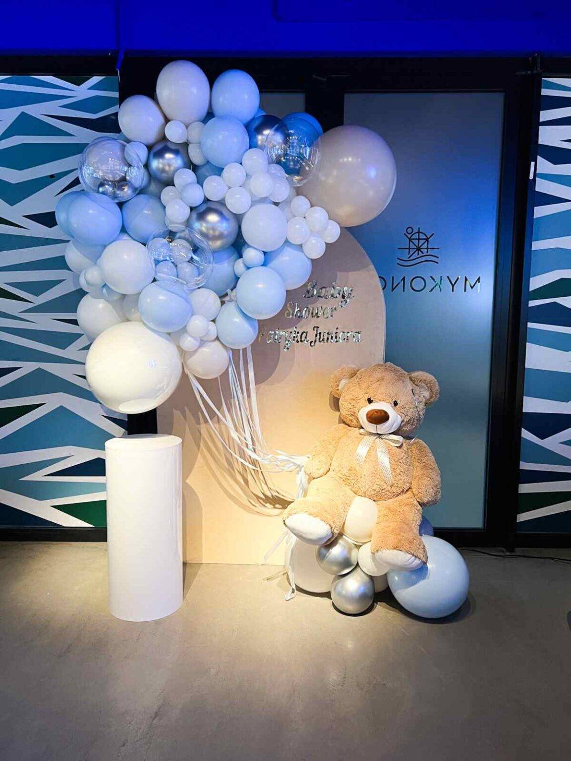 Ścianka Balonowa z Elementami Misia na 1 urodziny