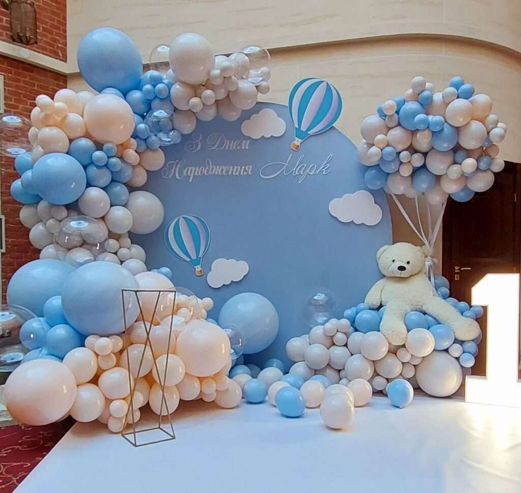 ŚCIANKA BALONOWA MIŚ W CHMURACH ścianka naroczek ścianka balonowa Gdynia ścianka balonowa Trójmiasto