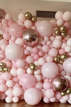 Ścianka z balonów piękny róż