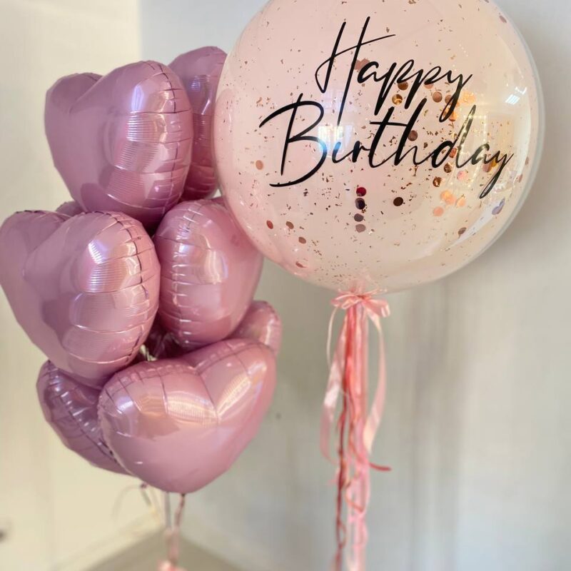 zestaw balony na urodziny rózowa fantazją balony z helem Balony z helem to popularna kategoria dekoracji używanych na różnego rodzaju uroczystościach i wydarzeniach. W tej kategorii można wyróżnić kilka podkategorii: Balony standardowe - Zwykłe balony w różnych kolorach i kształtach, które wypełnione są helem, dzięki czemu unoszą się w powietrzu. Balony foliowe - Wykonane z folii, często w kształtach postaci, cyfr, liter lub tematycznych grafik, które są bardziej trwałe i mogą dłużej utrzymywać hel. Balony z nadrukiem - Balony z różnymi napisami lub grafikami, które mogą być spersonalizowane, np. na wesela, urodziny, rocznice. Balony LED - Balony z wbudowanym oświetleniem LED, które świecą w ciemności, tworząc efektowne dekoracje. Balony gigantyczne - Bardzo duże balony, które mogą być wykorzystane jako efektowny element dekoracyjny na większych imprezach. Każda z tych podkategorii może być wykorzystana w różnych kontekstach, takich jak urodziny, wesela, imprezy firmowe, czy inne uroczystości, dodając koloru i radości do wydarzenia. balony z helem Gdynia