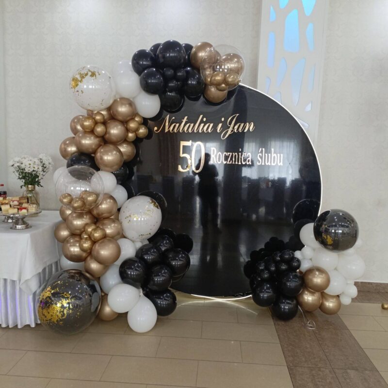Ścianka balonowa czarno-złota na rocznicę ślubu