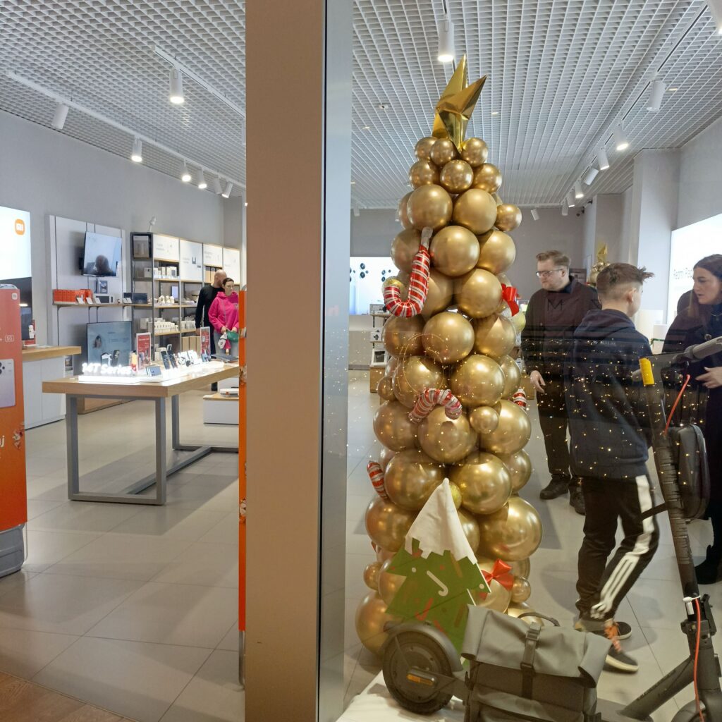 złota choinka z balonów