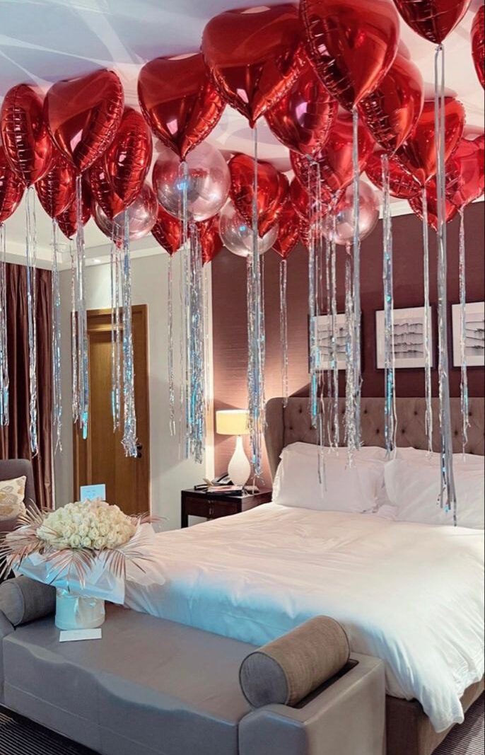 Balony czerwone serca pod sufitem