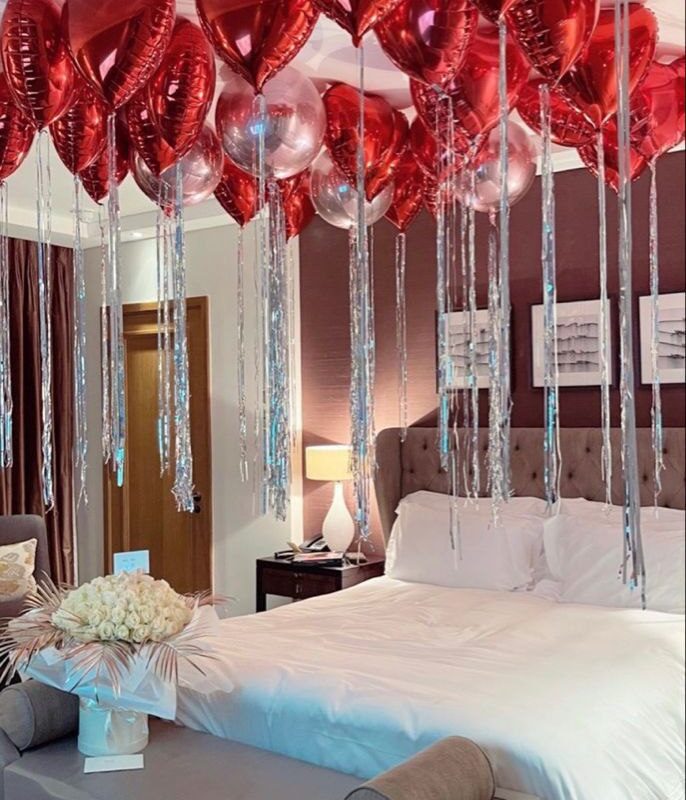 Balony czerwone serca pod sufitem