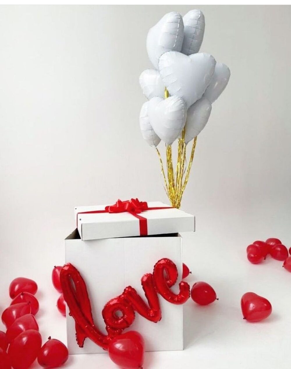 balony biale serca w pudełku na walentynki Balony z konfetti balony z helem gdańsk