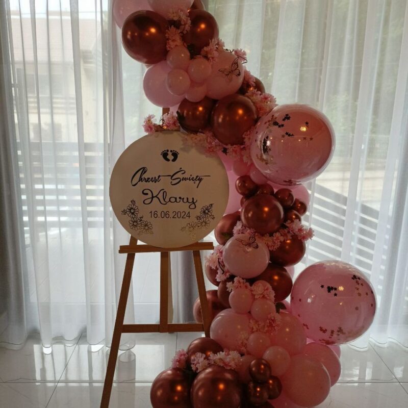 sztalugą z balonami różowa kwiatka