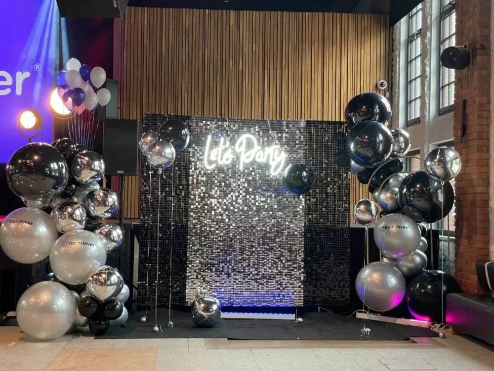 ścianka balonowa czarno-srebrna 18 Ścianka balonowa na event firmowy w Gdańsku